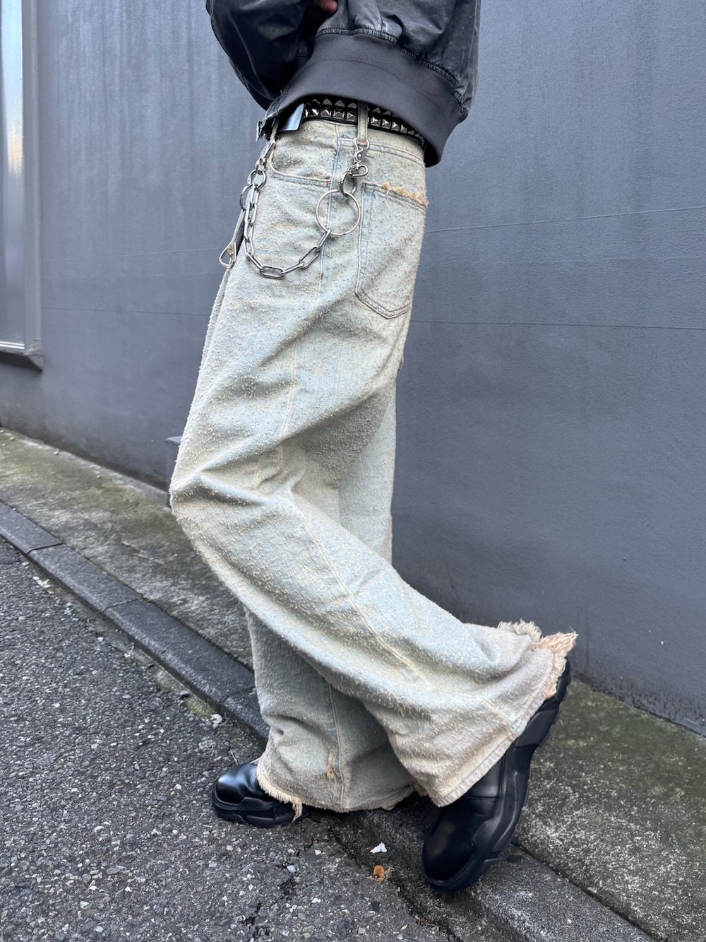 グレー系のMA-1、ブルー系のデニムパンツ、ブラック系のその他シューズを着用したメンズの秋コーディネートの7枚目の写真