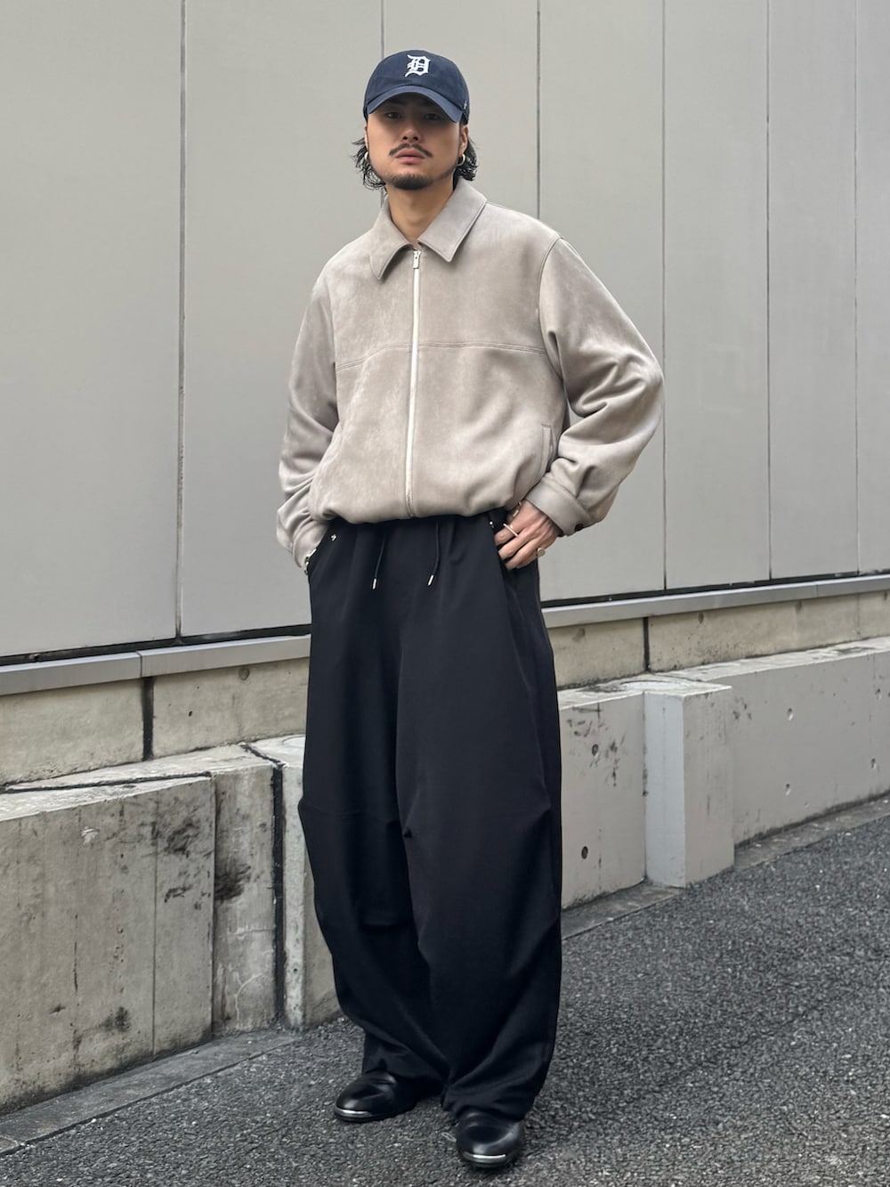 ベージュ系のブルゾン、グレー系のニット/セーター、ブラック系のその他パンツを着用したメンズの冬コーディネートの2枚目の写真