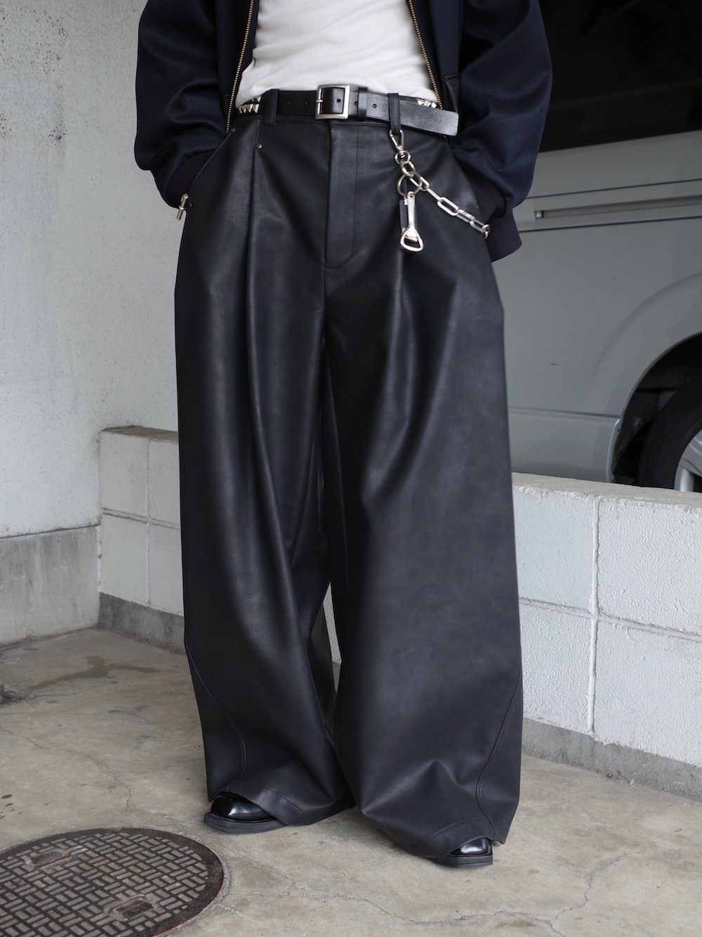 ブルー系のブルゾン、ブラック系のその他パンツを着用したメンズの秋コーディネートの6枚目の写真