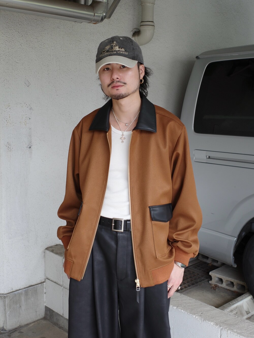 ベージュ系のブルゾン、ブラック系のその他パンツを着用したメンズの秋コーディネートの4枚目の写真