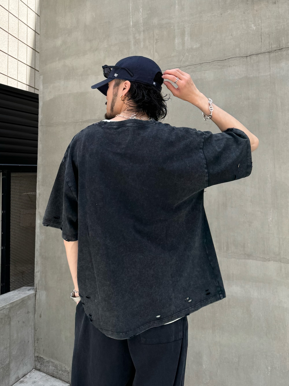 ブラック系のTシャツ/カットソー、ブラック系のその他パンツ、ホワイト系のタンクトップを着用したメンズの夏コーディネートの4枚目の写真