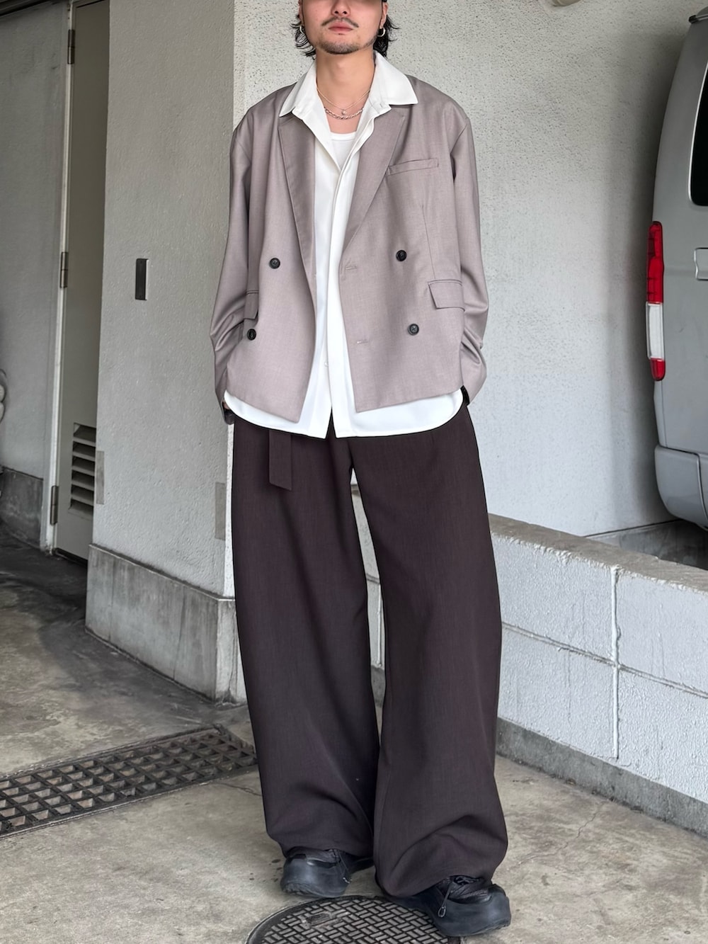 グレー系のスラックス、ホワイト系のシャツ/ブラウス、グレー系のテーラードジャケットを着用したメンズの春コーディネートの3枚目の写真