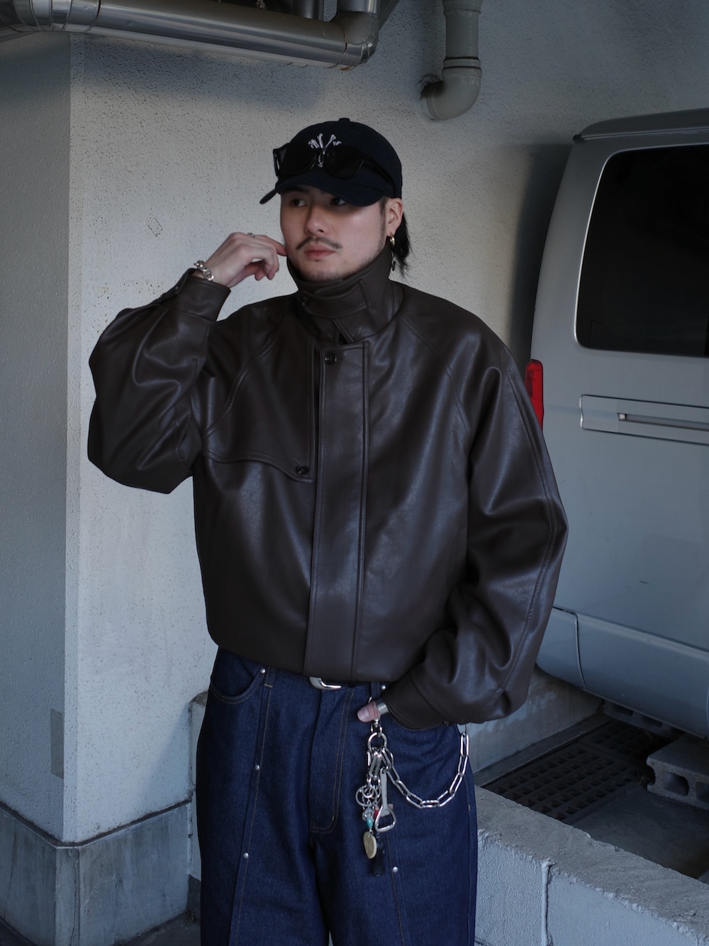 ブラウン系のブルゾン、ブルー系のデニムパンツを着用したメンズの冬コーディネートの6枚目の写真