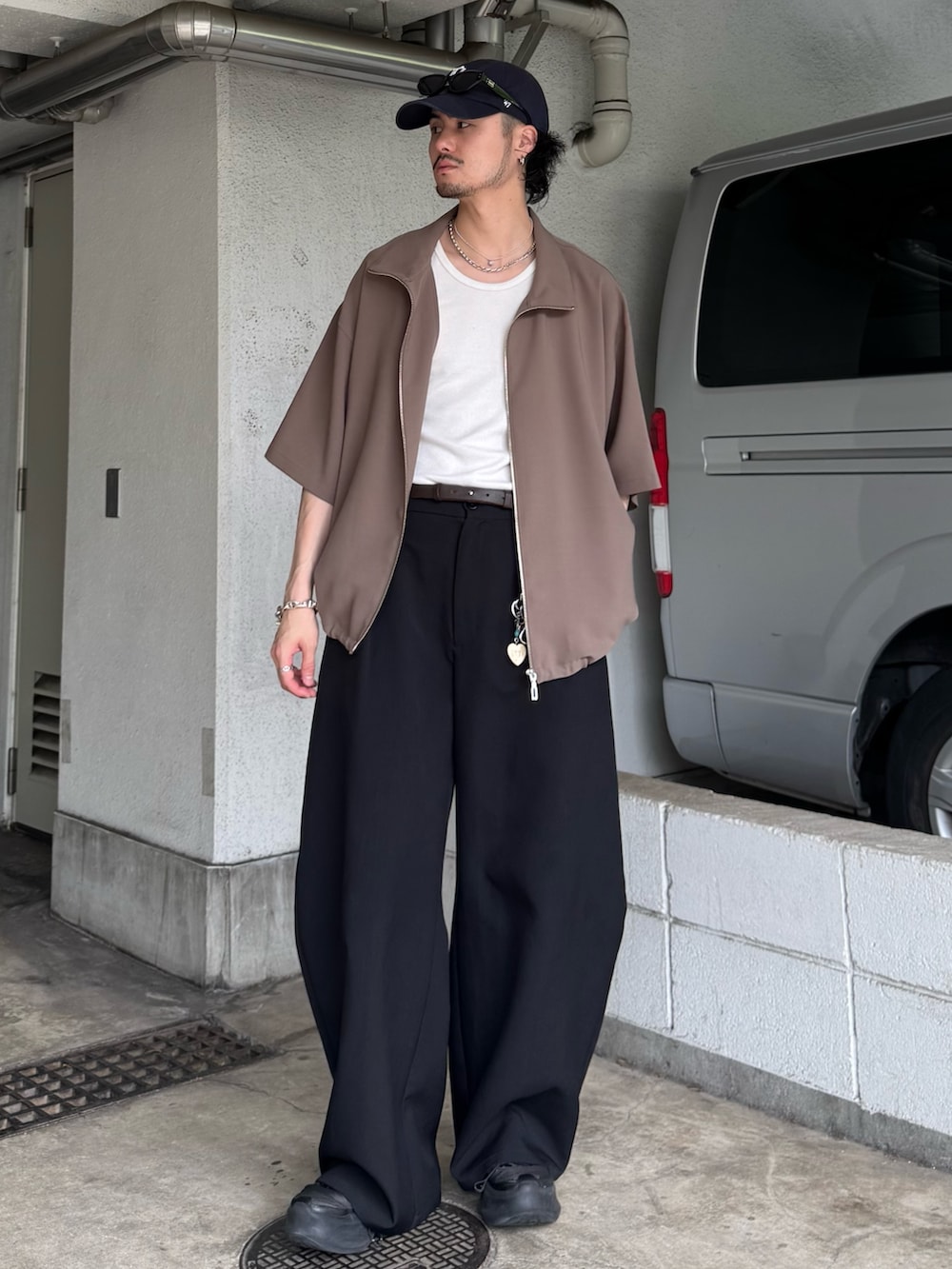 ブラウン系のシャツ/ブラウス、ブラック系のスラックスを着用したメンズの夏コーディネートの3枚目の写真