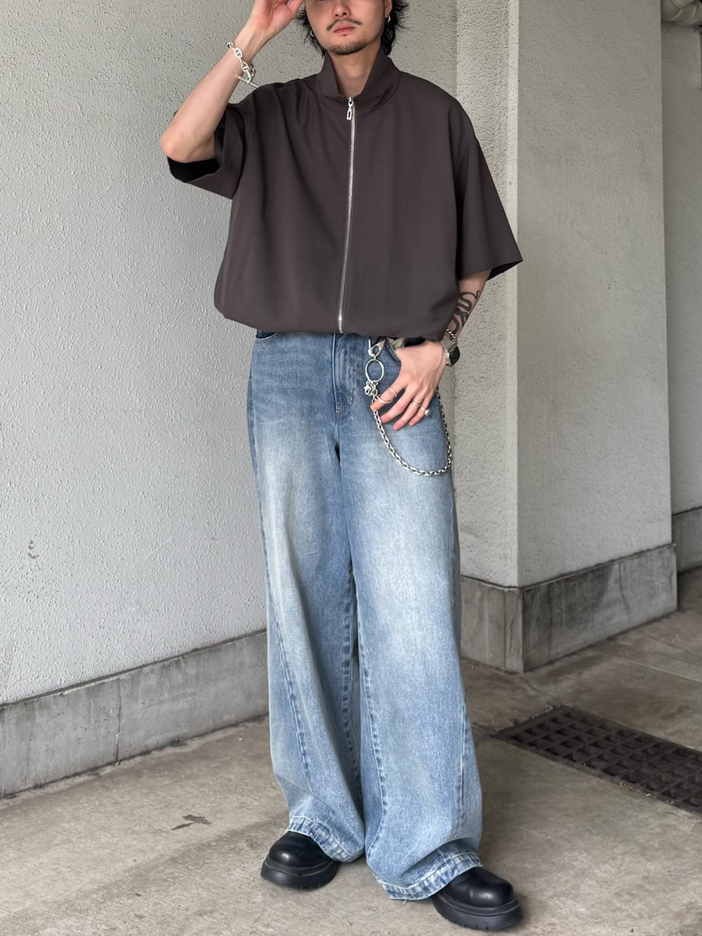 グレー系のシャツ/ブラウス、ブルー系のデニムパンツ、シルバー系のウォレットチェーンを着用したメンズの春コーディネートの3枚目の写真