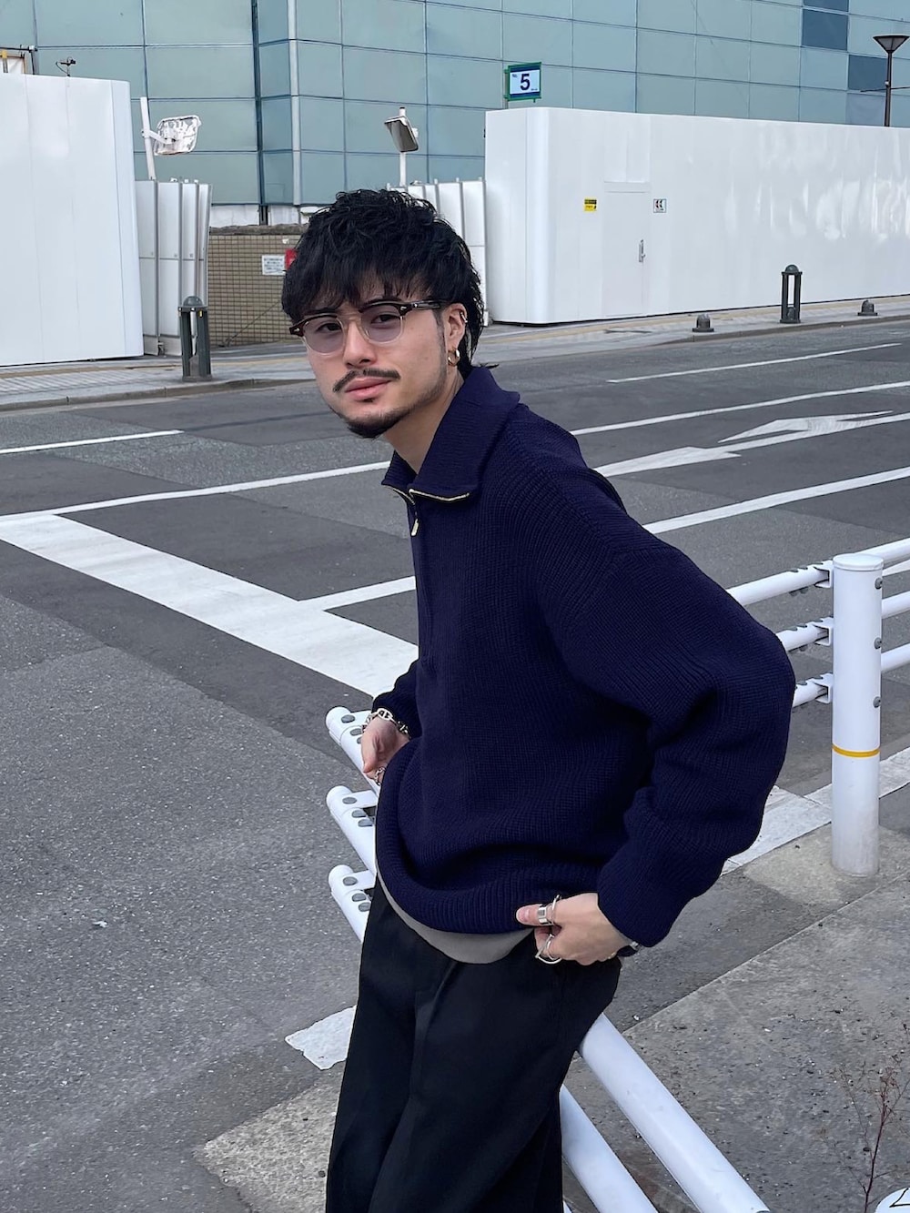 ブルー系のニット/セーター、ブラック系のスラックスを着用したメンズの冬コーディネートの5枚目の写真