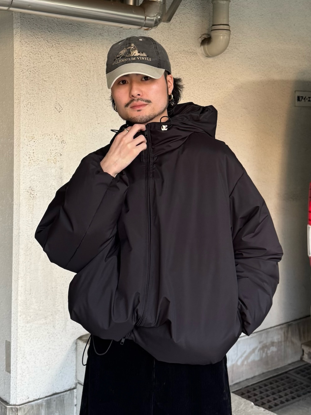 ブラック系のダウンジャケット/コート、ブラック系のブーツ、ブラック系のその他パンツを着用したメンズの冬コーディネートの4枚目の写真