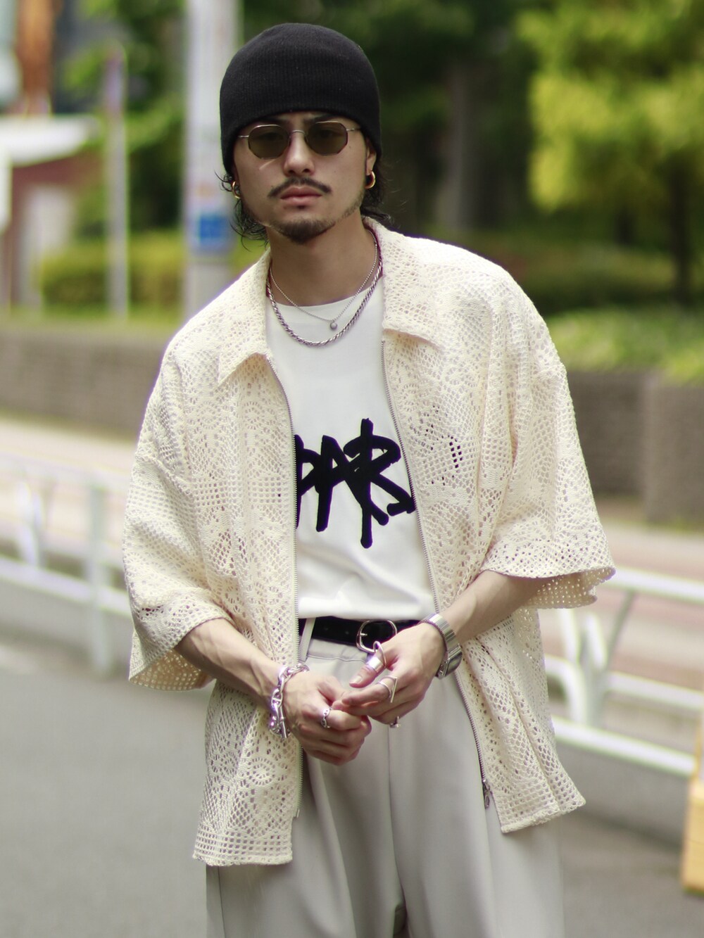 ホワイト系のシャツ/ブラウス、グレー系のパンツ、ホワイト系のTシャツ/カットソーを着用したメンズの夏コーディネートの3枚目の写真