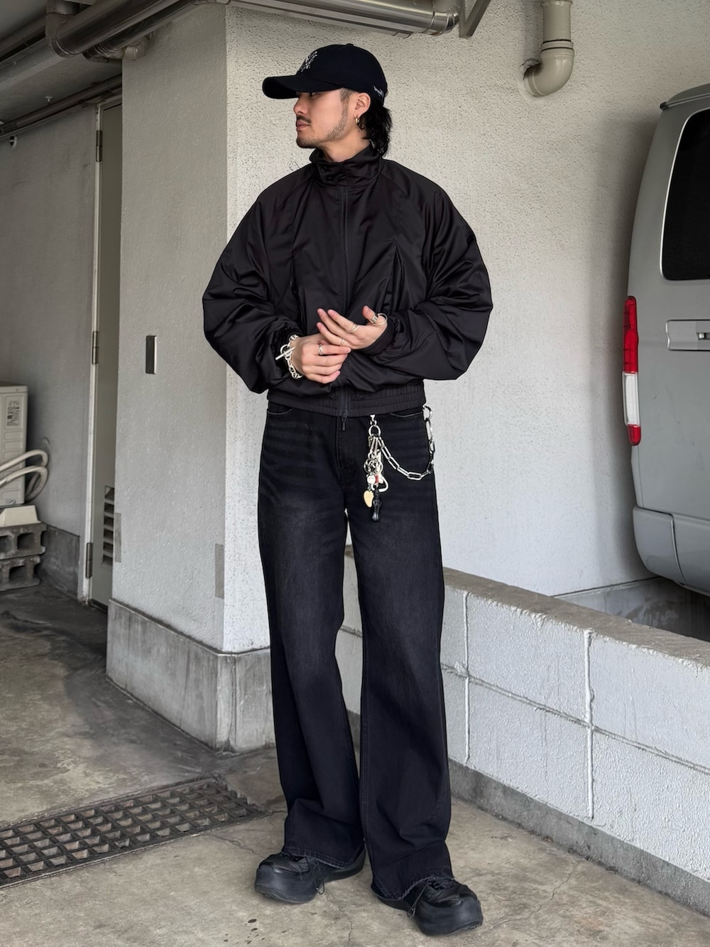 ブラック系のブルゾン、ブラック系のデニムパンツを着用したメンズの春コーディネートの2枚目の写真