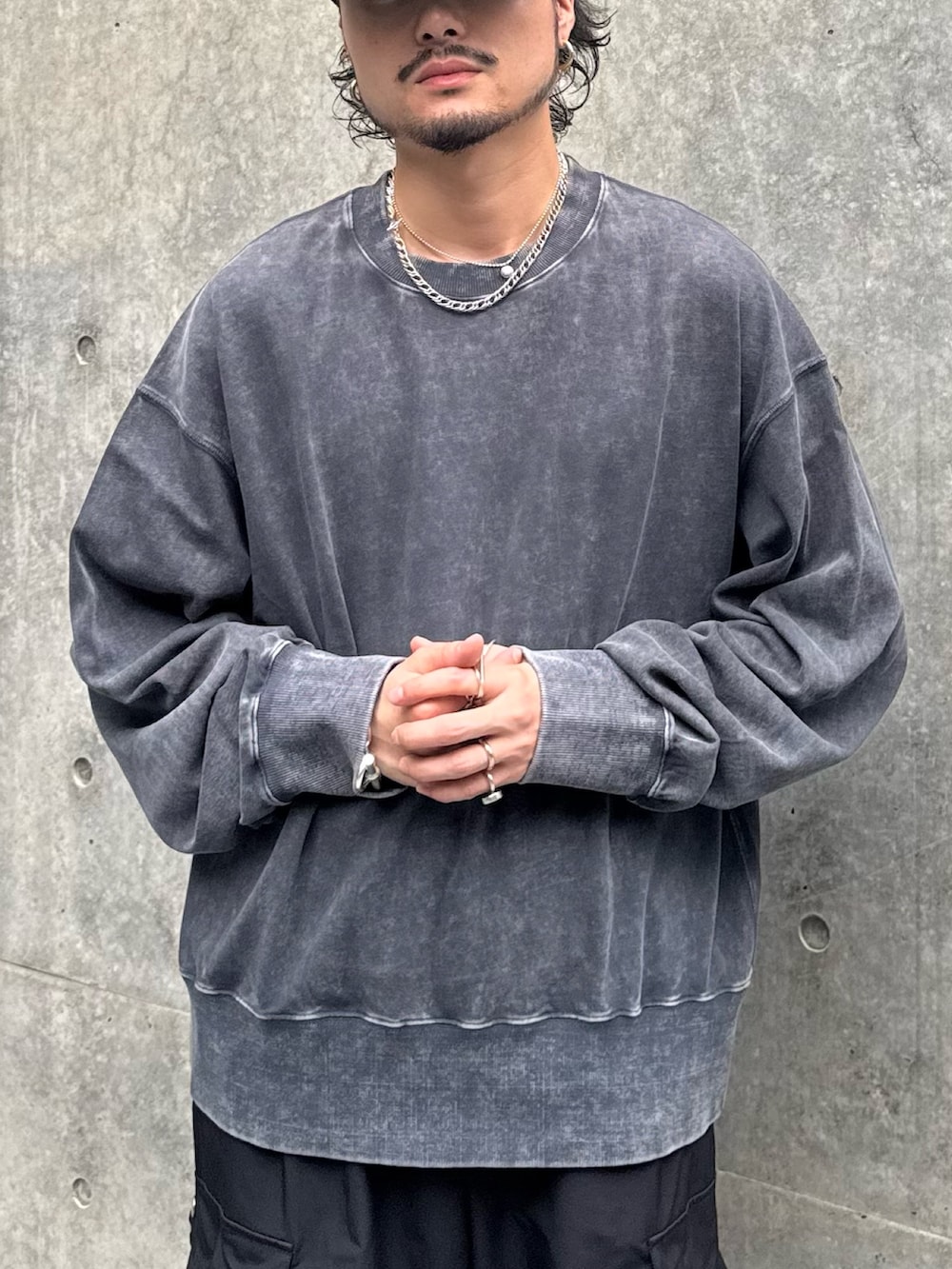 グレー系のスウェット、ブラック系のカーゴパンツを着用したメンズの秋コーディネートの4枚目の写真