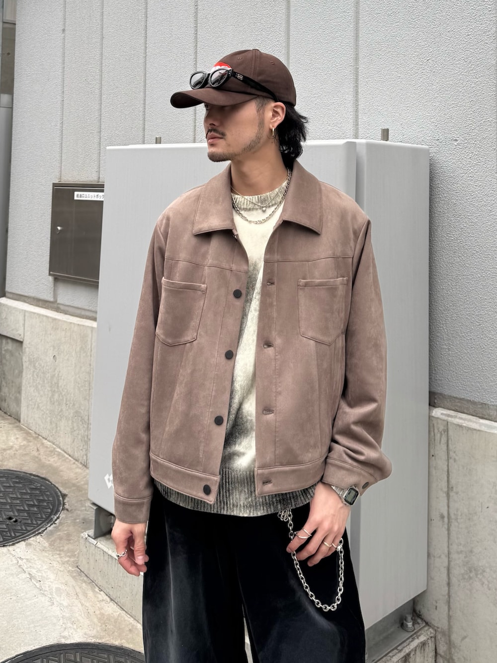 ブラック系のデニムパンツ、グレー系のブルゾン、シルバー系のウォレットチェーンを着用したメンズの春コーディネートの5枚目の写真