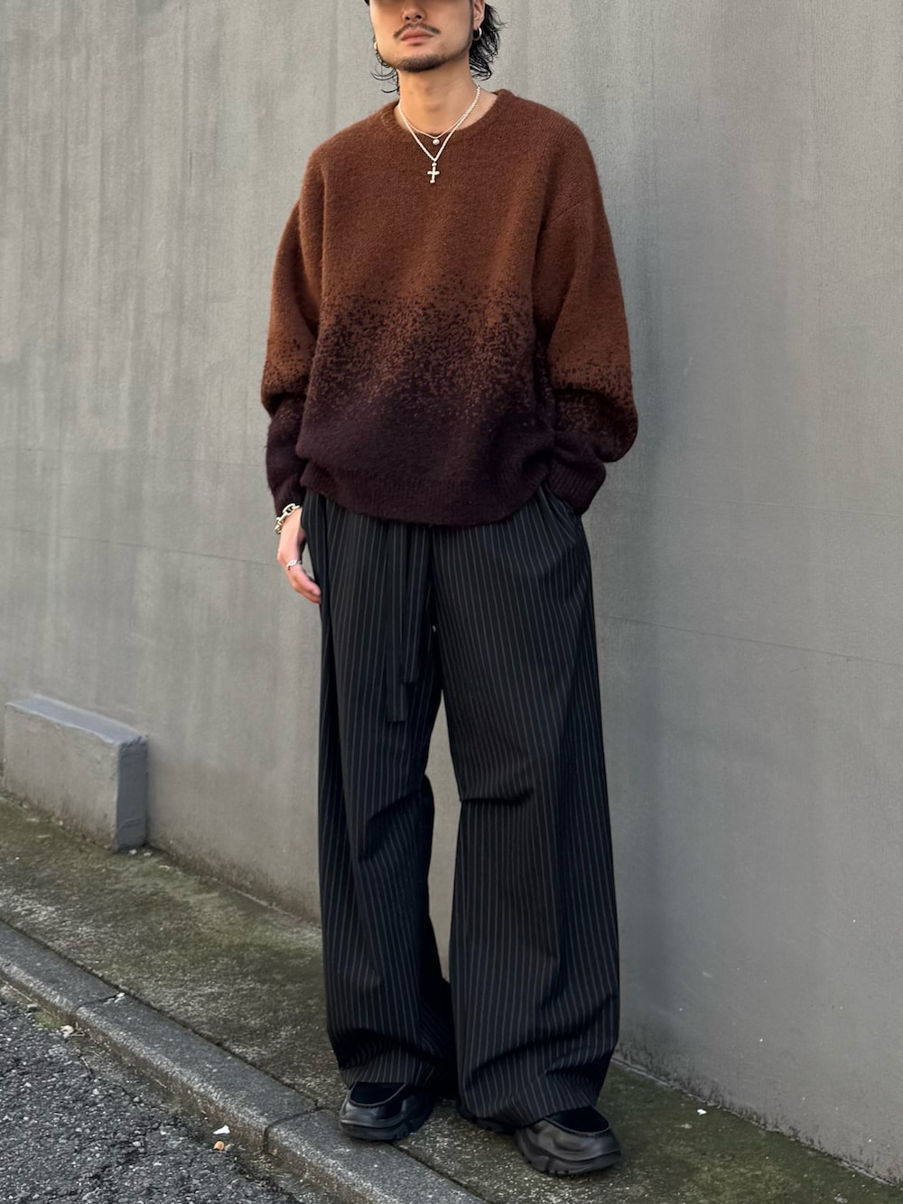 ブラウン系のニット/セーター、ブラック系のローファー、ブラック系のその他パンツを着用したメンズの冬コーディネートの3枚目の写真