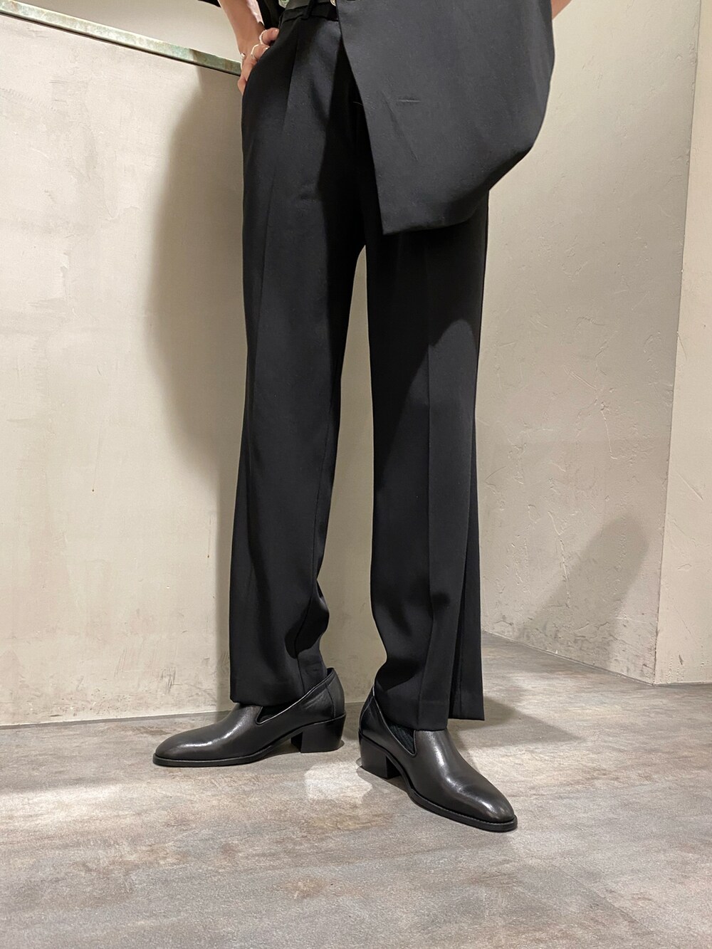 ブラック系のテーラードジャケット、グリーン系のシャツ/ブラウス、ブラック系のスラックスを着用したメンズの春コーディネートの3枚目の写真