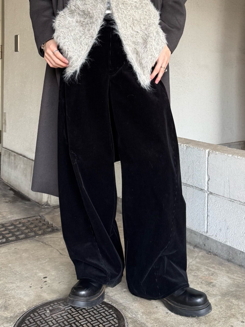 ブラック系のその他パンツ、ブラック系のブーツ、グレー系のニット/セーターを着用したメンズの秋コーディネートの9枚目の写真