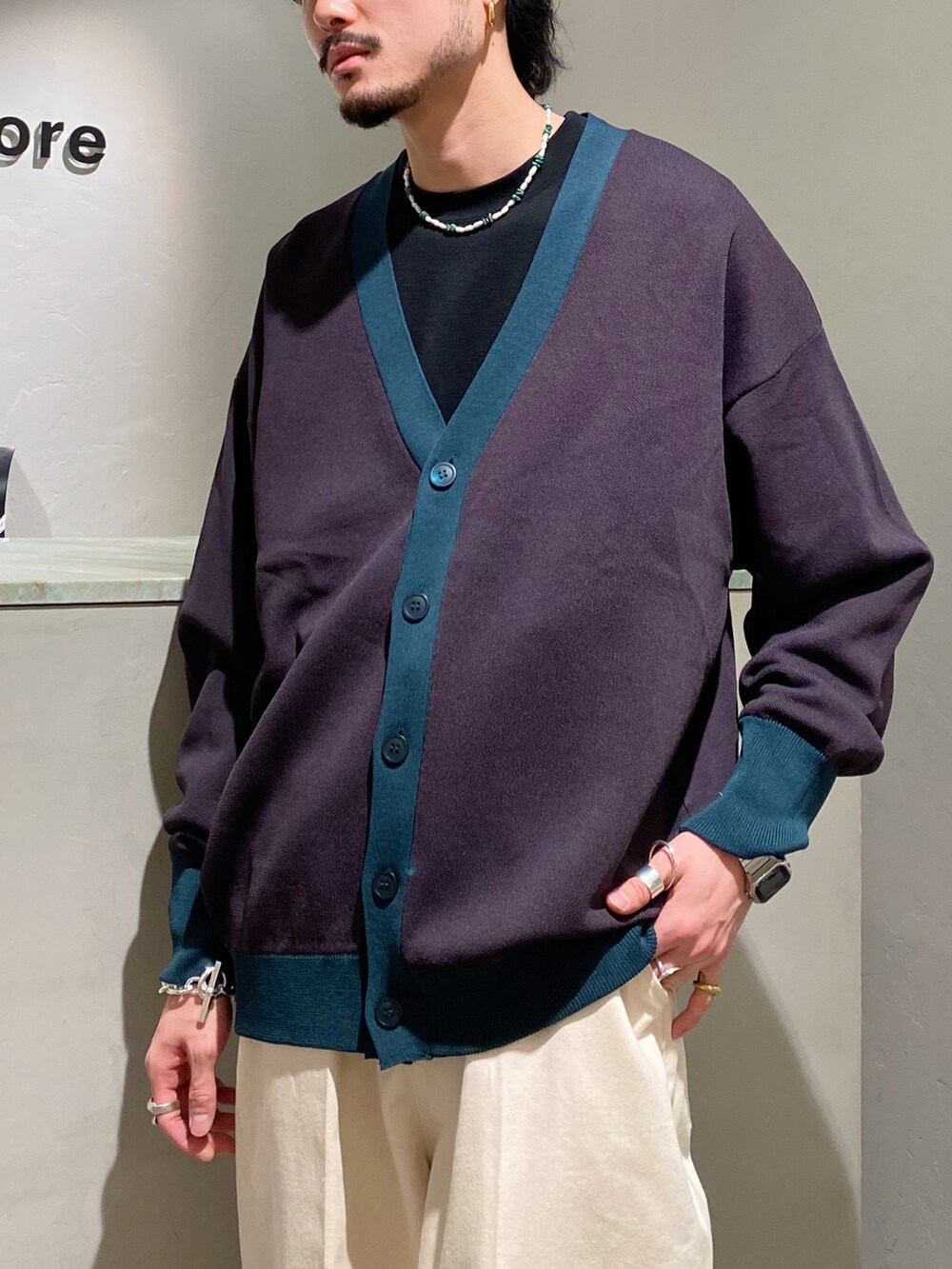 グレー系のカーディガン/ボレロ、ホワイト系のデニムパンツ、ホワイト系のブーツを着用したメンズの春コーディネートの4枚目の写真