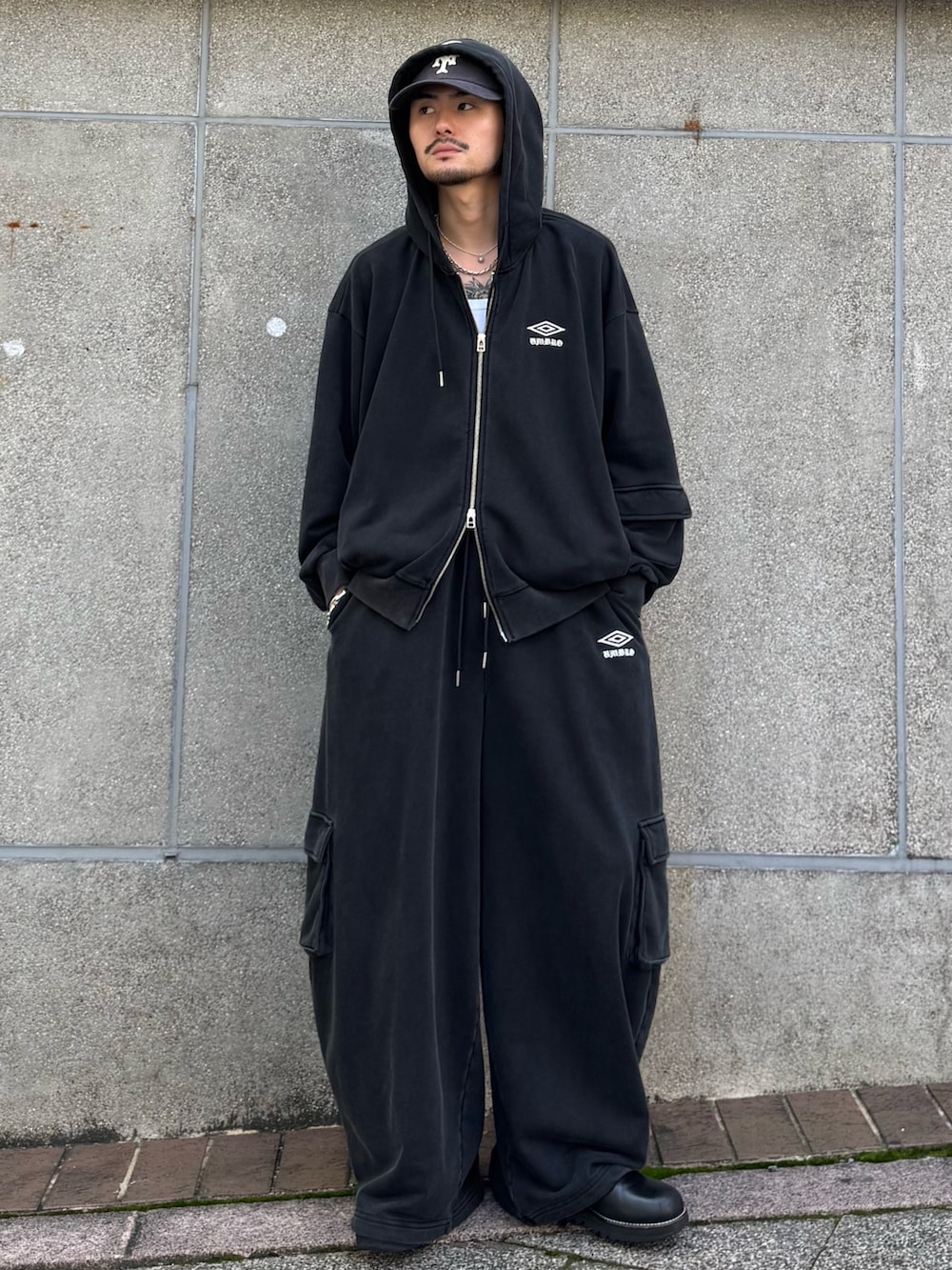 ブラック系のパーカー、ブラック系のスウェットパンツを着用したメンズの秋コーディネートの2枚目の写真