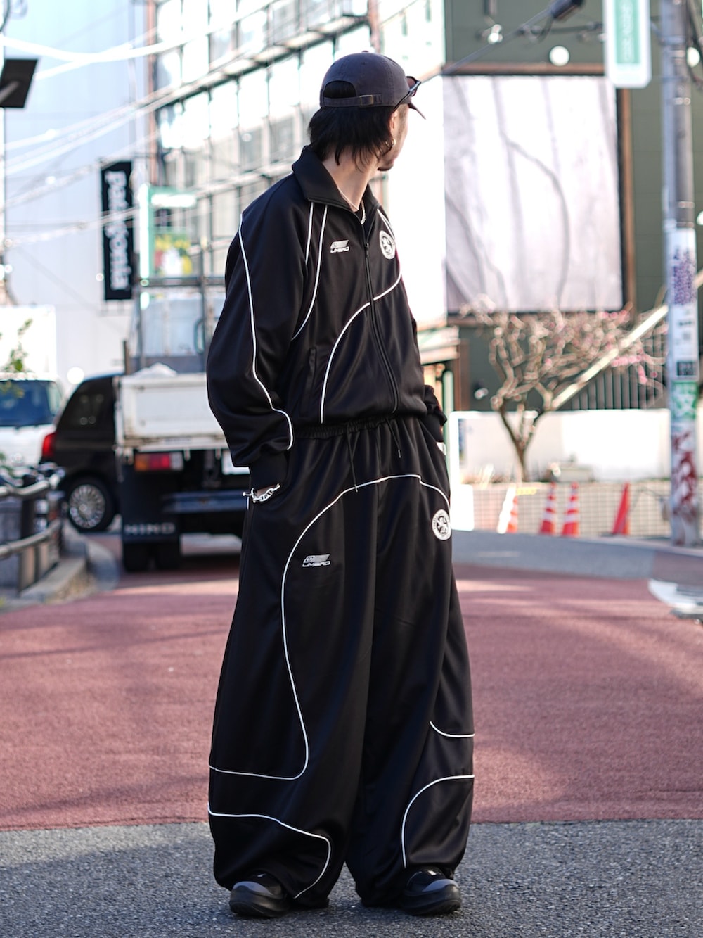 ブラック系のブルゾン、ブラック系のその他パンツを着用したメンズの冬コーディネートの4枚目の写真