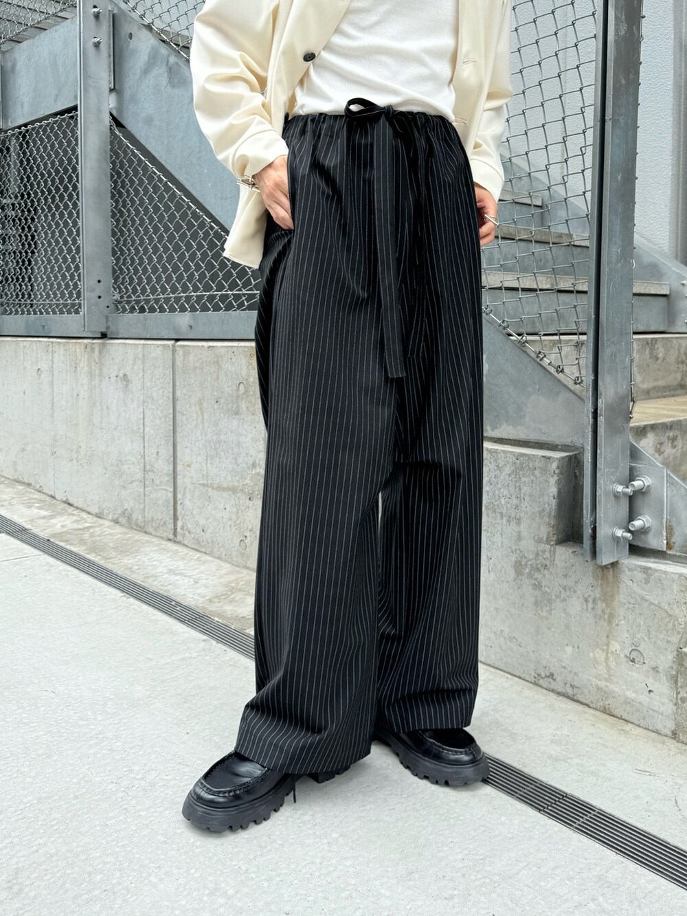 ホワイト系のシャツ/ブラウス、ブラック系のその他パンツ、ホワイト系のタンクトップを着用したメンズの夏コーディネートの5枚目の写真