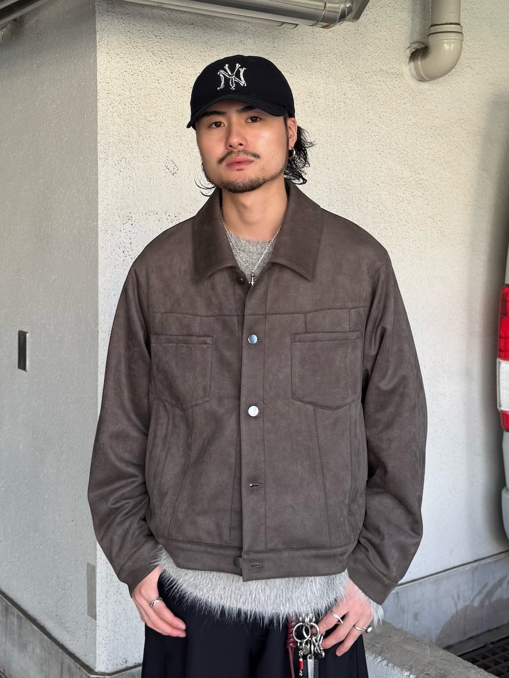 ブラック系のスラックス、グレー系のブルゾン、グレー系のニット/セーターを着用したメンズの秋コーディネートの4枚目の写真