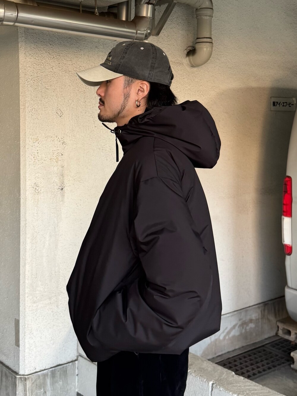 ブラック系のダウンジャケット/コート、ブラック系のブーツ、ブラック系のその他パンツを着用したメンズの冬コーディネートの5枚目の写真