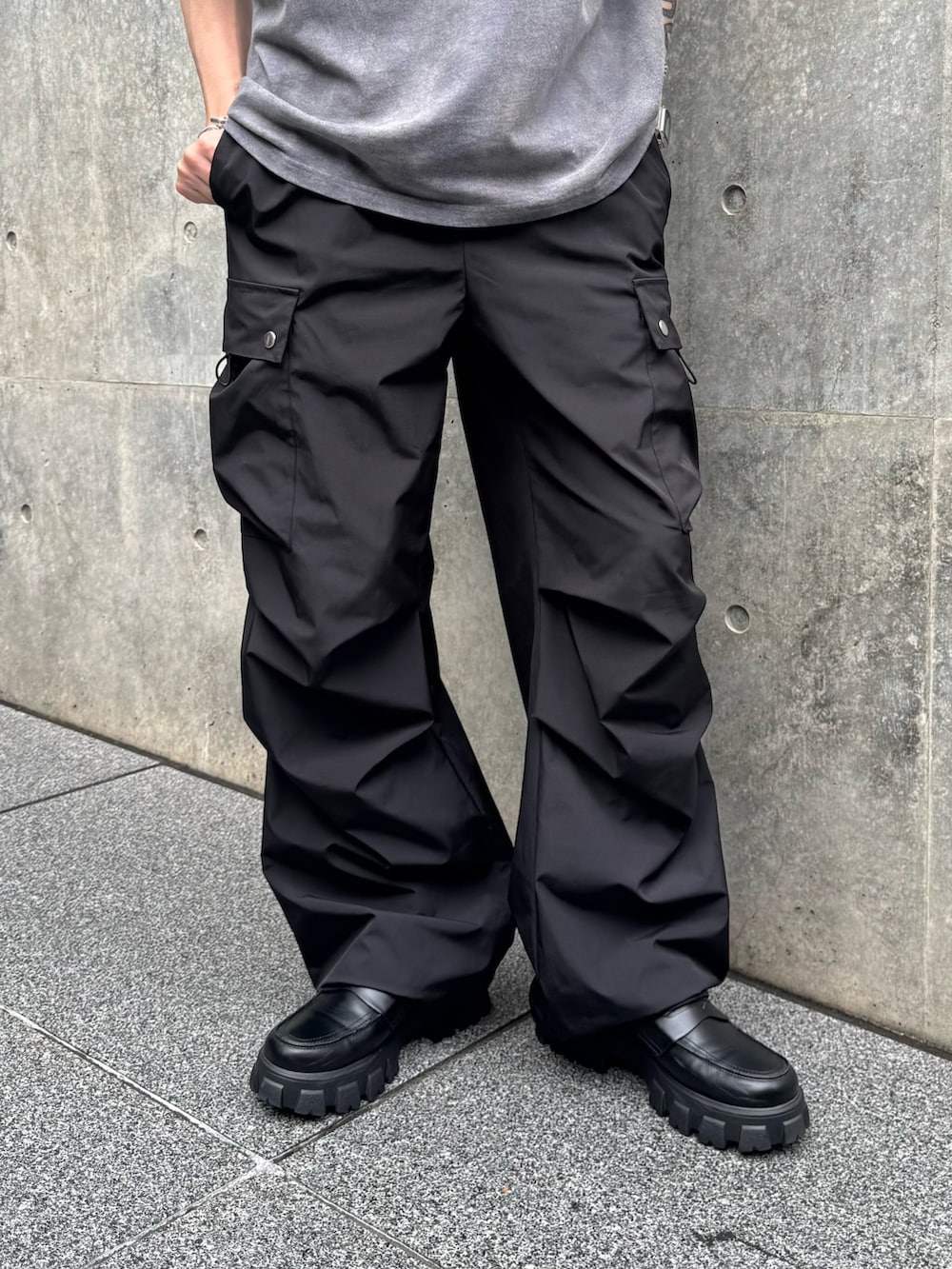 「カーゴパンツ、厚底シューズ、トラックパンツ、夏コーデ、オトナカジュアル、シンプルスタイル、カジュアルスタイル、オーバーサイズ、メンズコーデ、ゆるコーデ、休日コーデ、ローファー、Tシャツコーデ」｜「Lui'sのクラックプリントTシャツ（Tシャツ/カットソー、グレー系）」を使った、KOU SUEMATSUさん（骨格ナチュラル・メンズ・172cm）の夏コーディネートの4枚目の写真