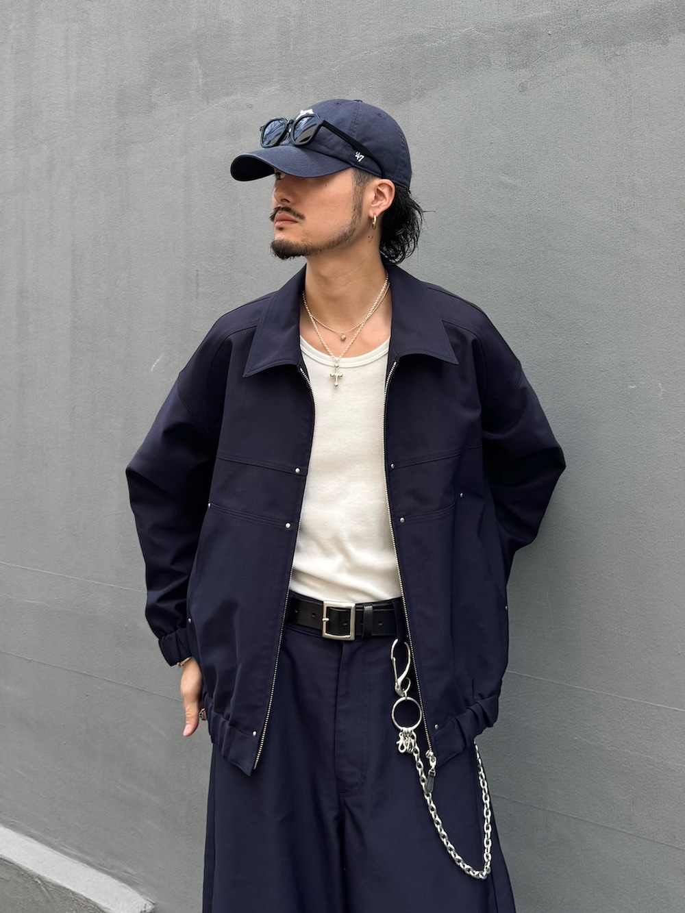 ブルー系のスラックス、ブルー系のブルゾン、シルバー系のウォレットチェーンを着用したメンズの秋コーディネートの6枚目の写真