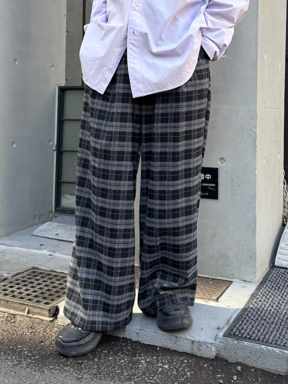 パープル系のシャツ/ブラウス、ブラック系のその他パンツを着用したメンズの春コーディネートの4枚目の写真