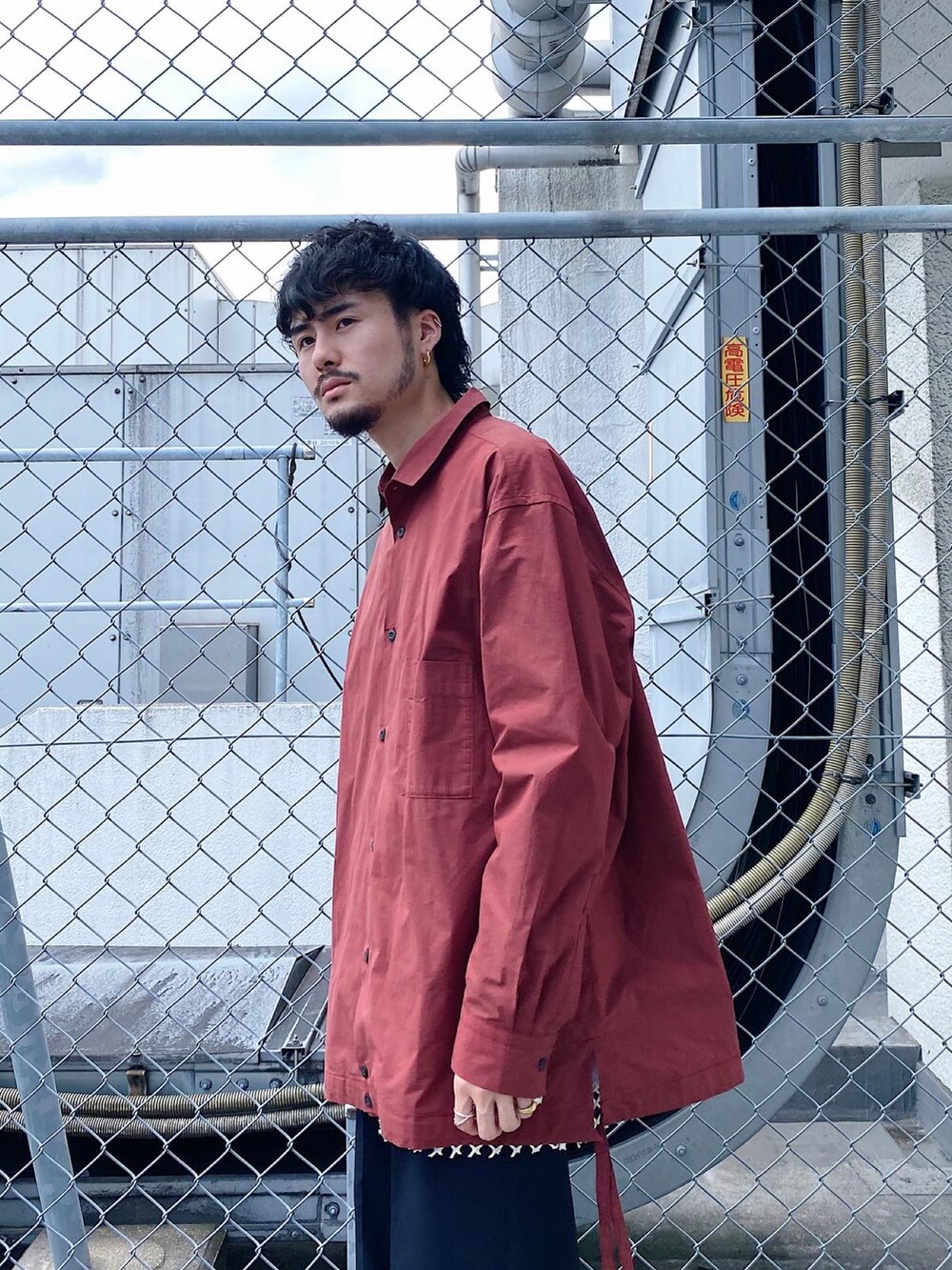 ホワイト系のTシャツ/カットソー、グレー系のスラックスを着用したメンズの夏コーディネートの2枚目の写真