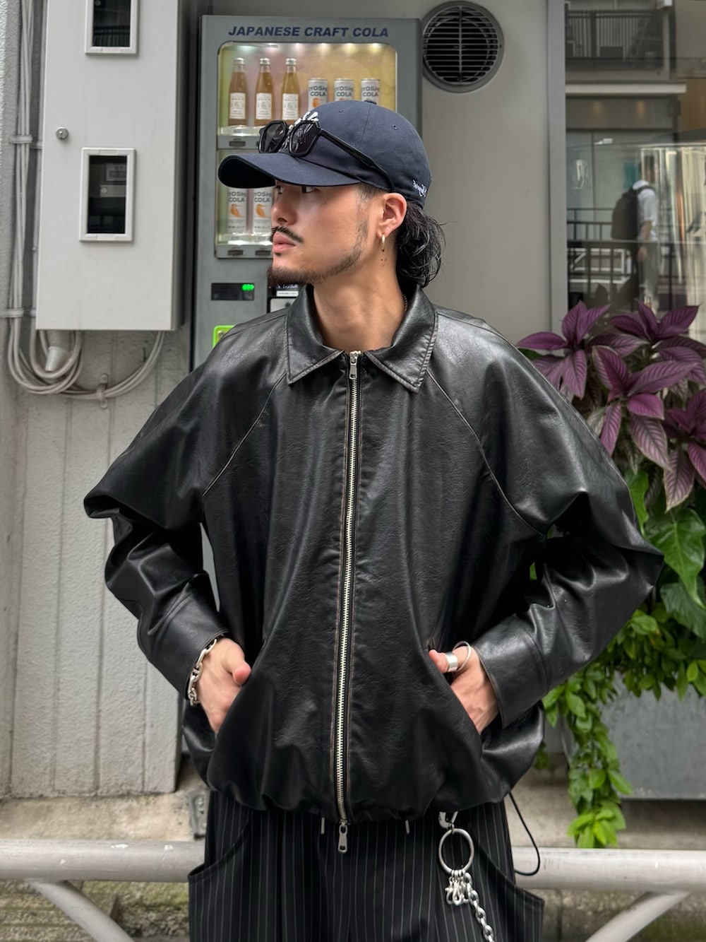 ブラック系のブルゾン、ブラック系のスラックス、シルバー系のウォレットチェーンを着用したメンズの秋コーディネートの4枚目の写真