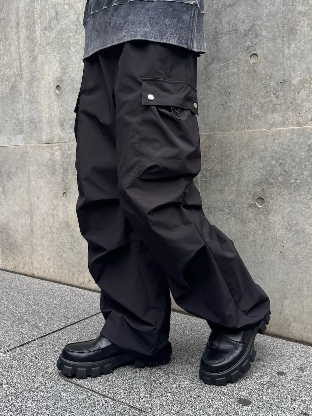 グレー系のスウェット、ブラック系のカーゴパンツを着用したメンズの秋コーディネートの5枚目の写真