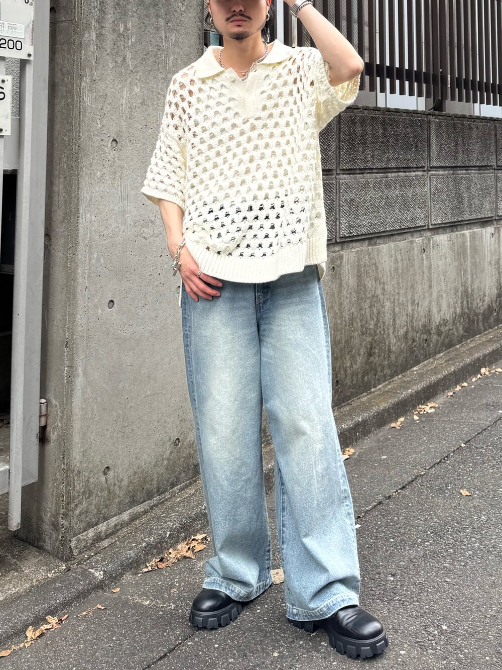 ホワイト系のニット/セーター、ブルー系のデニムパンツ、ブラック系のその他シューズを着用したメンズの春コーディネートの2枚目の写真