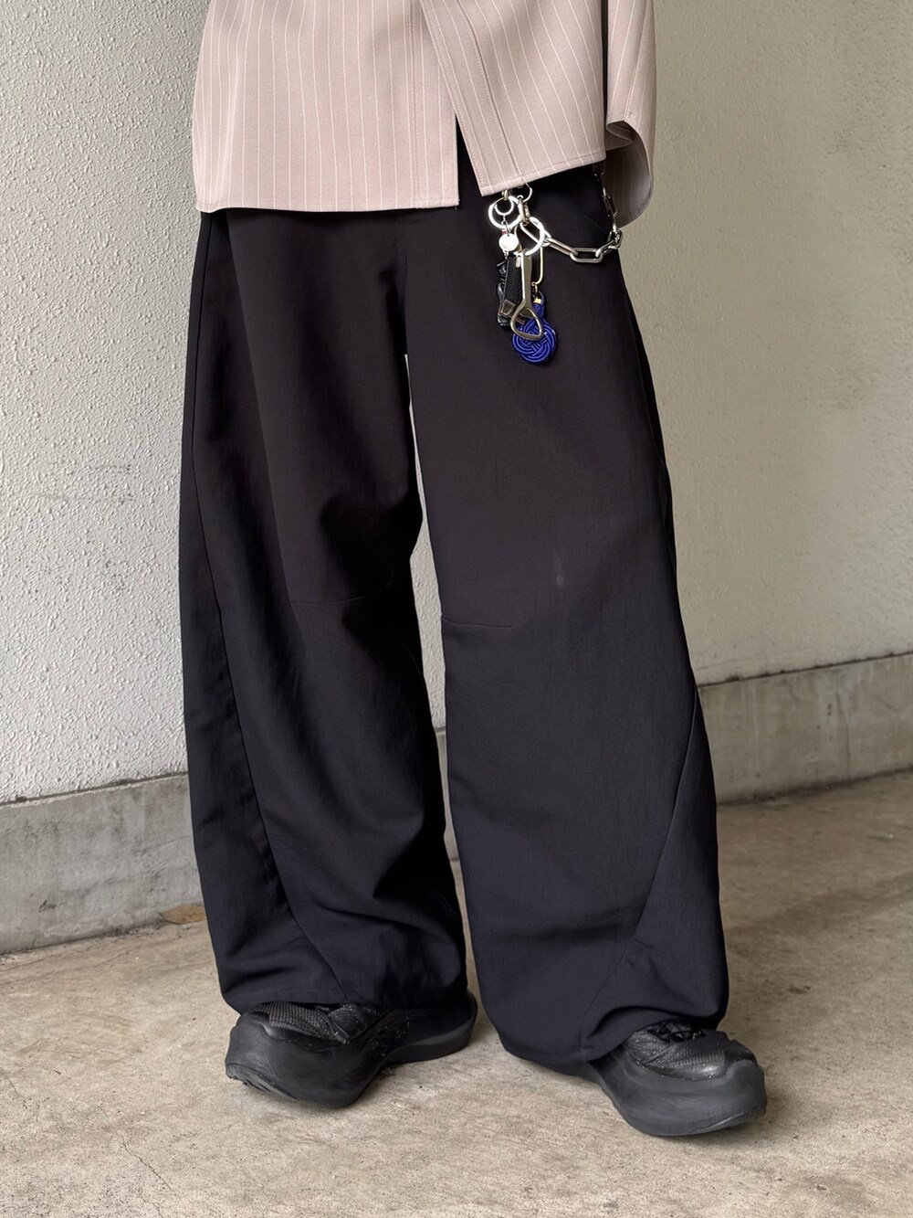 ベージュ系のシャツ/ブラウス、ブラック系のスラックスを着用したメンズの夏コーディネートの8枚目の写真