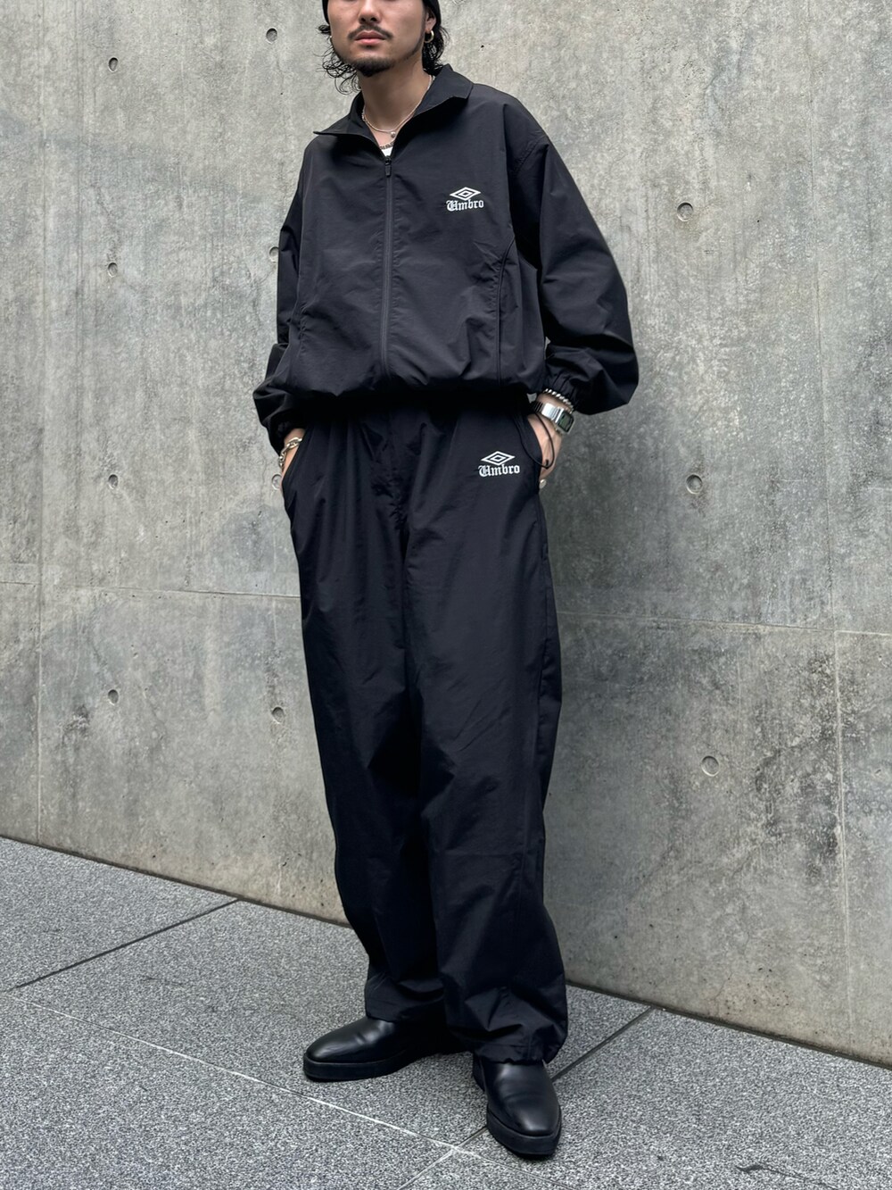 ブラック系のブルゾン、ブラック系のその他パンツを着用したメンズの夏コーディネートの2枚目の写真