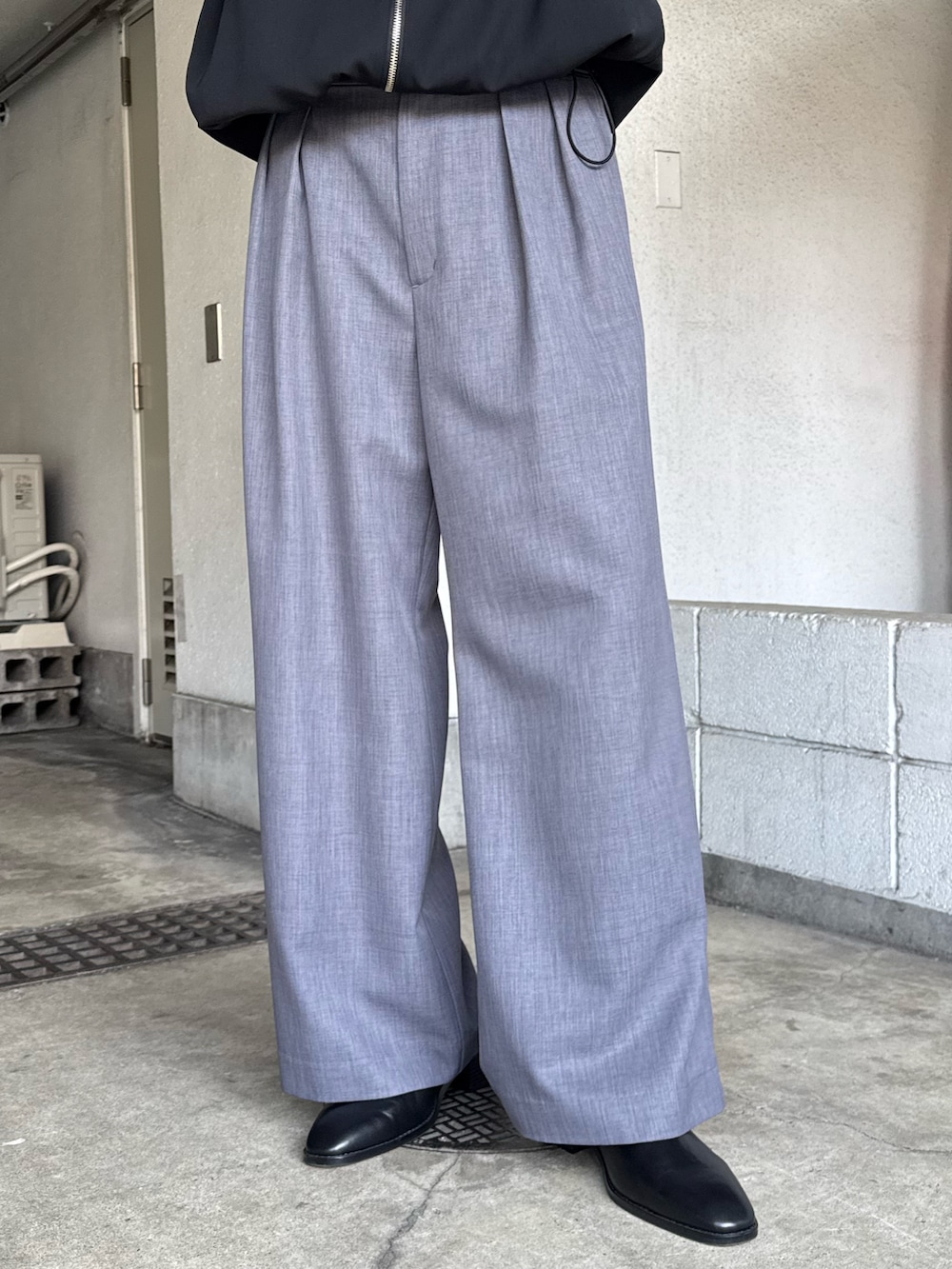 ブラック系のシャツ/ブラウス、グレー系のスラックス、ブラック系のその他シューズを着用したメンズの春コーディネートの5枚目の写真