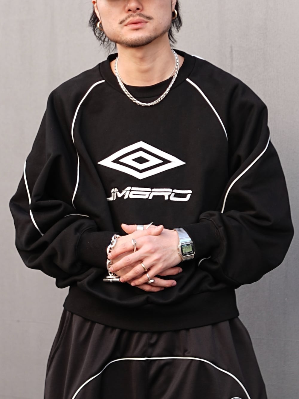 ブラック系のスウェット、ブラック系のその他パンツを着用したメンズの冬コーディネートの5枚目の写真