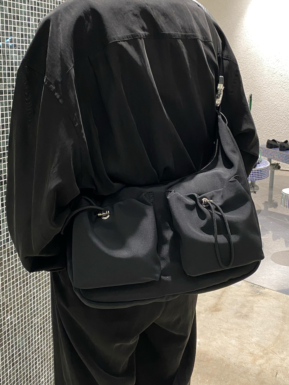 ブラック系のシャツ/ブラウス、ブラック系のスラックス、ブラック系のサンダルを着用したメンズの春コーディネートの5枚目の写真