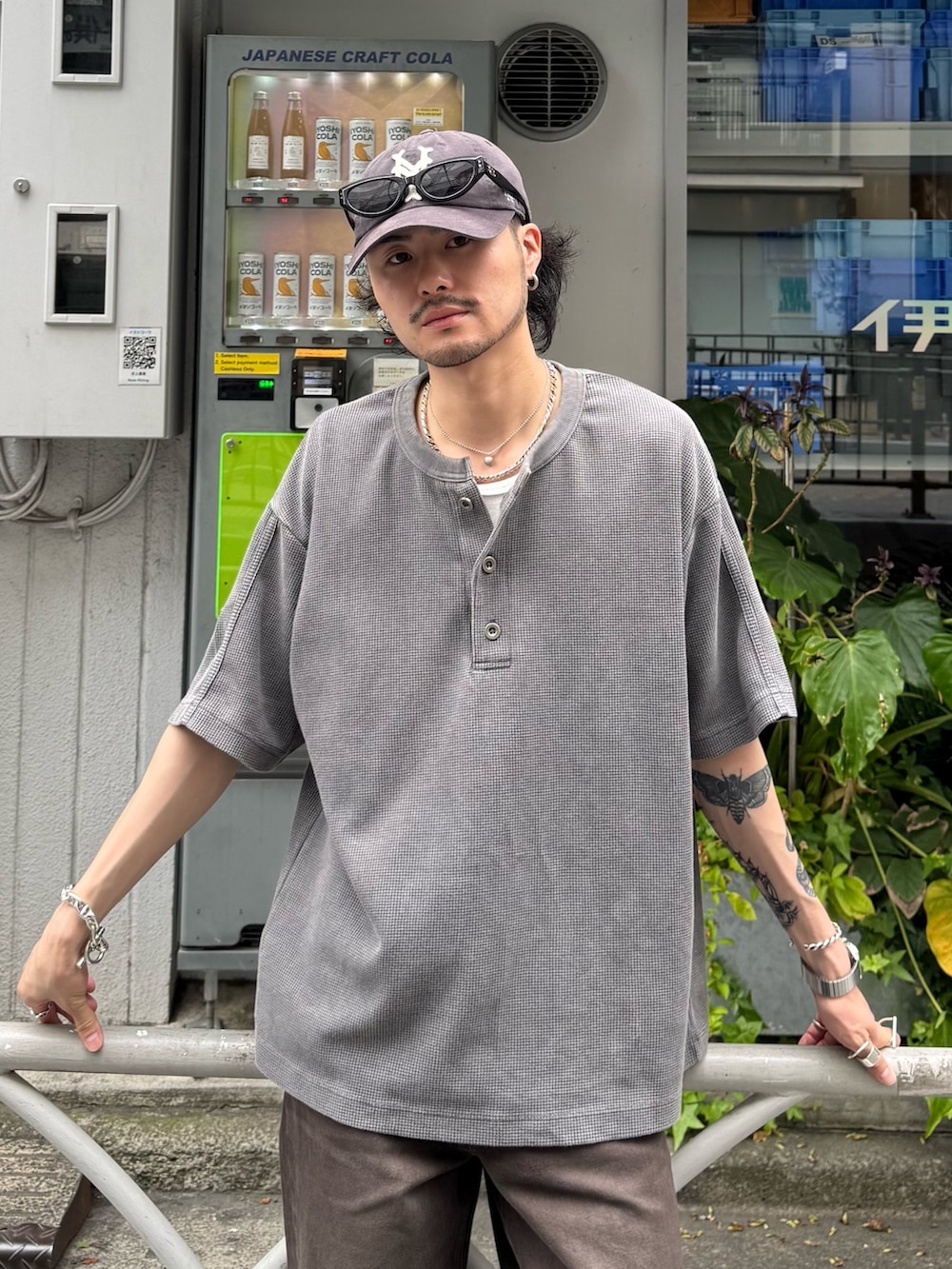 グレー系のTシャツ/カットソー、ブラウン系のデニムパンツを着用したメンズの夏コーディネートの3枚目の写真