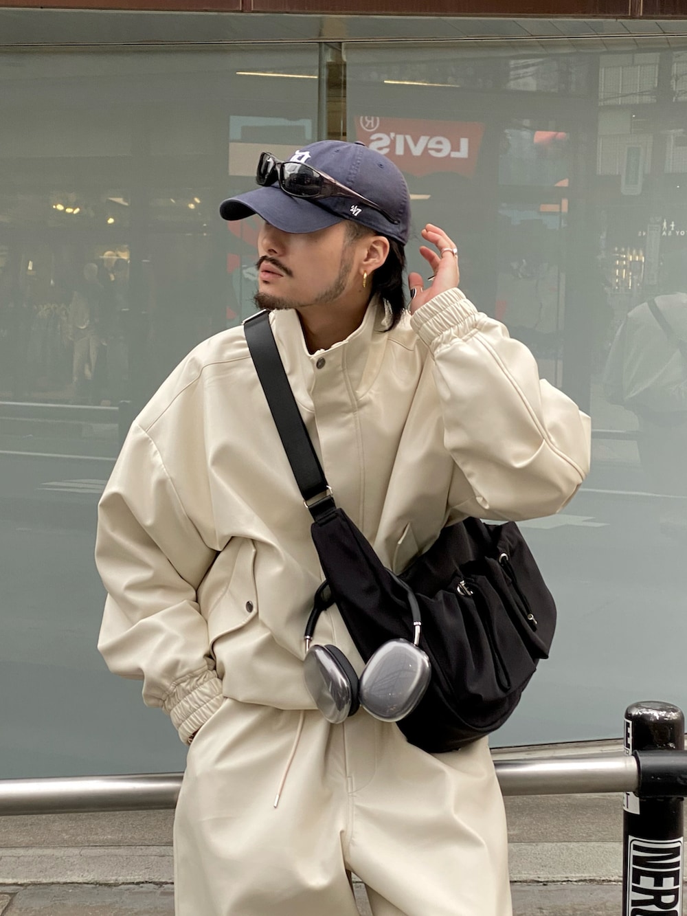 ホワイト系のジャケット/アウター、ホワイト系のカーゴパンツを着用したメンズの春コーディネートの3枚目の写真