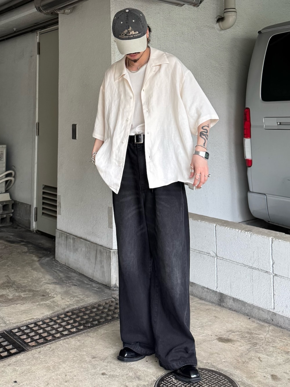 ホワイト系のタンクトップ、ホワイト系のシャツ/ブラウス、ブラック系のデニムパンツを着用したメンズの夏コーディネートの2枚目の写真