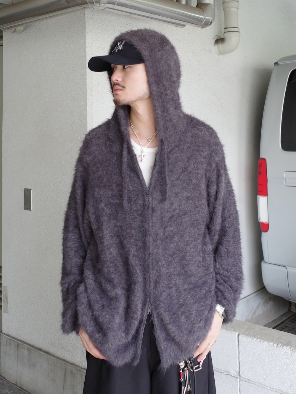 ブラック系のスラックス、グレー系のニット/セーターを着用したメンズの冬コーディネートの3枚目の写真