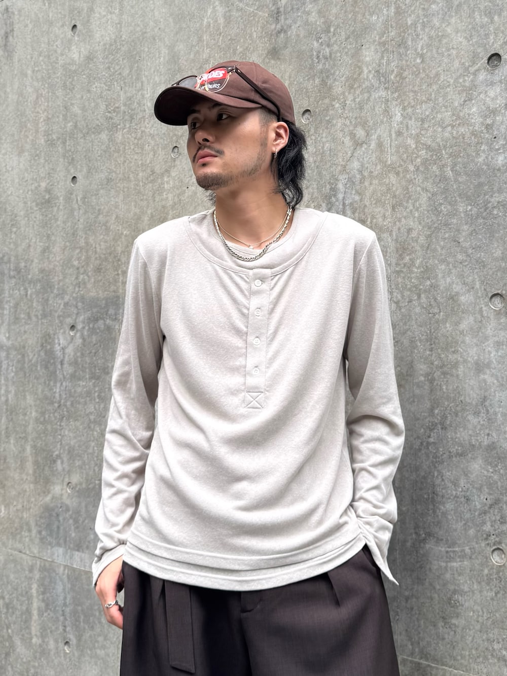 グレー系のTシャツ/カットソー、グレー系のスラックス、ブラック系のローファーを着用したメンズの秋コーディネートの3枚目の写真