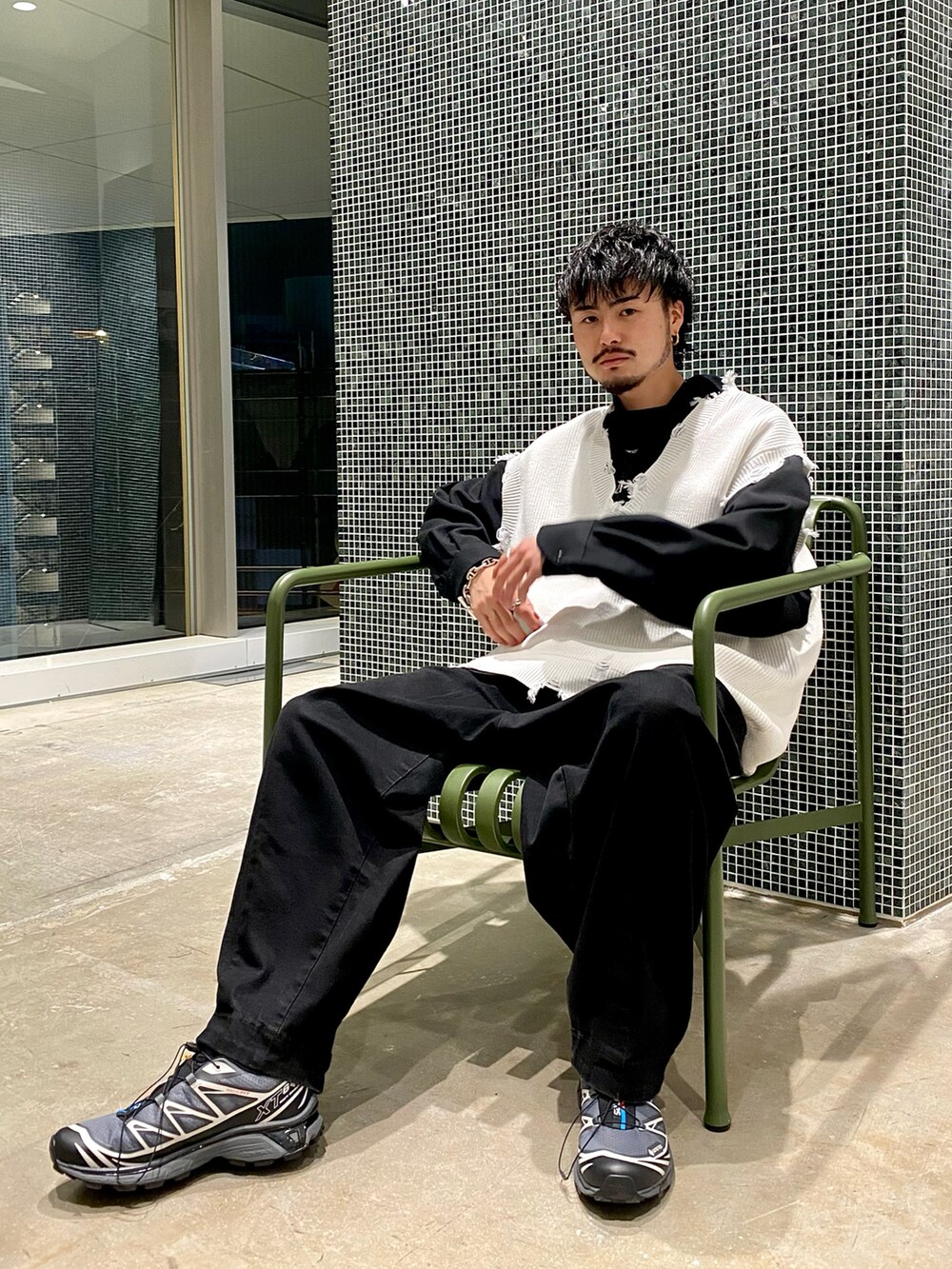 ホワイト系のベストを着用したメンズの春コーディネートの2枚目の写真