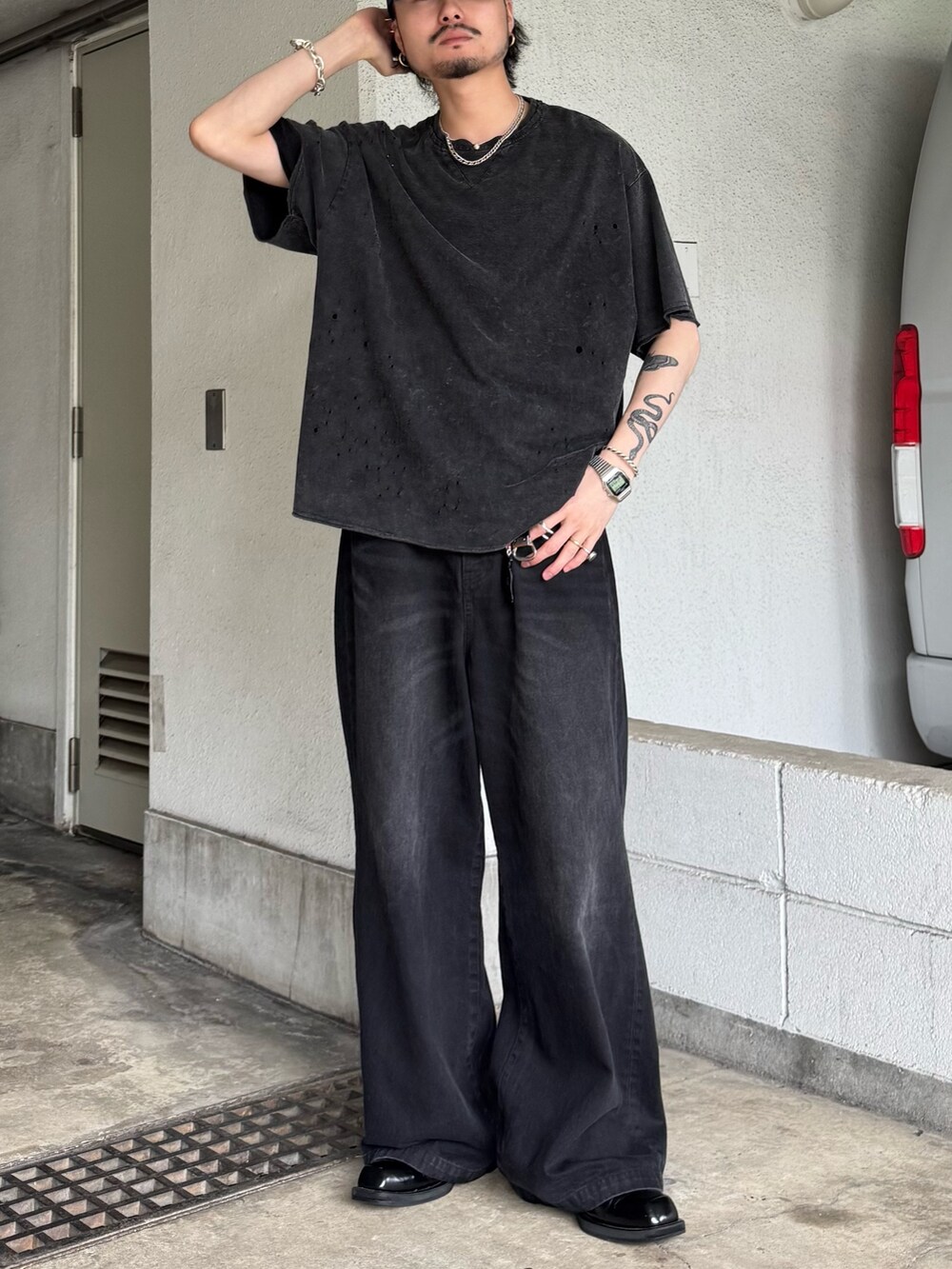 グレー系のTシャツ/カットソー、ブラック系のデニムパンツを着用したメンズの夏コーディネートの2枚目の写真