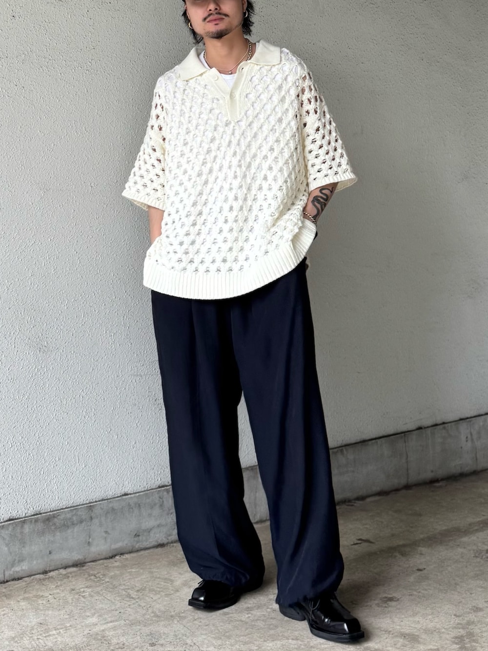 ホワイト系のニット/セーター、ブルー系のその他パンツを着用したメンズの夏コーディネートの2枚目の写真