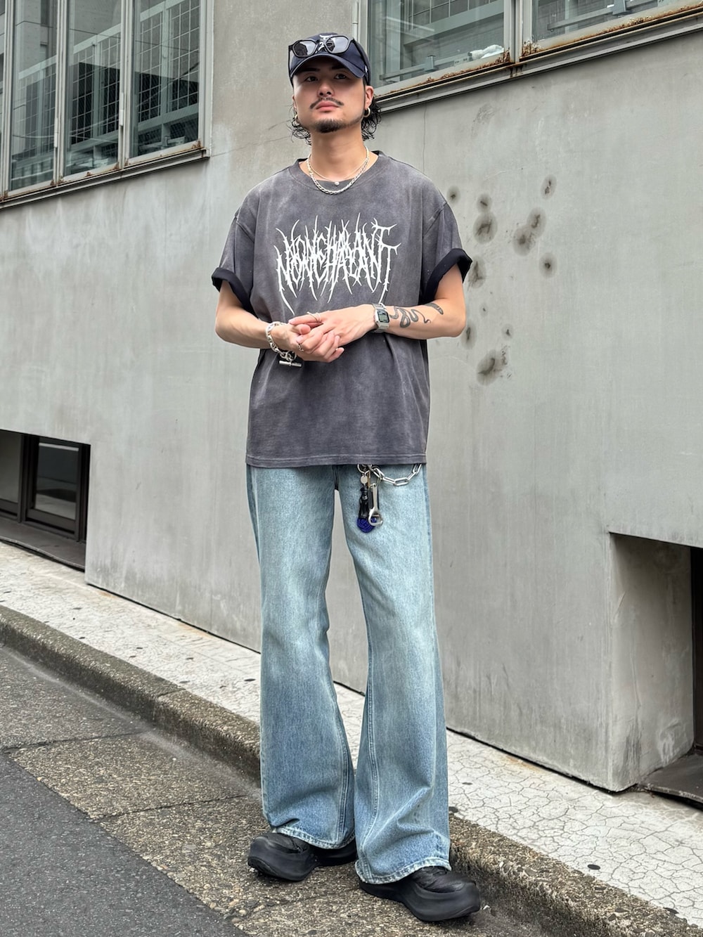 ブラック系のTシャツ/カットソー、ブルー系のデニムパンツを着用したメンズの夏コーディネートの2枚目の写真