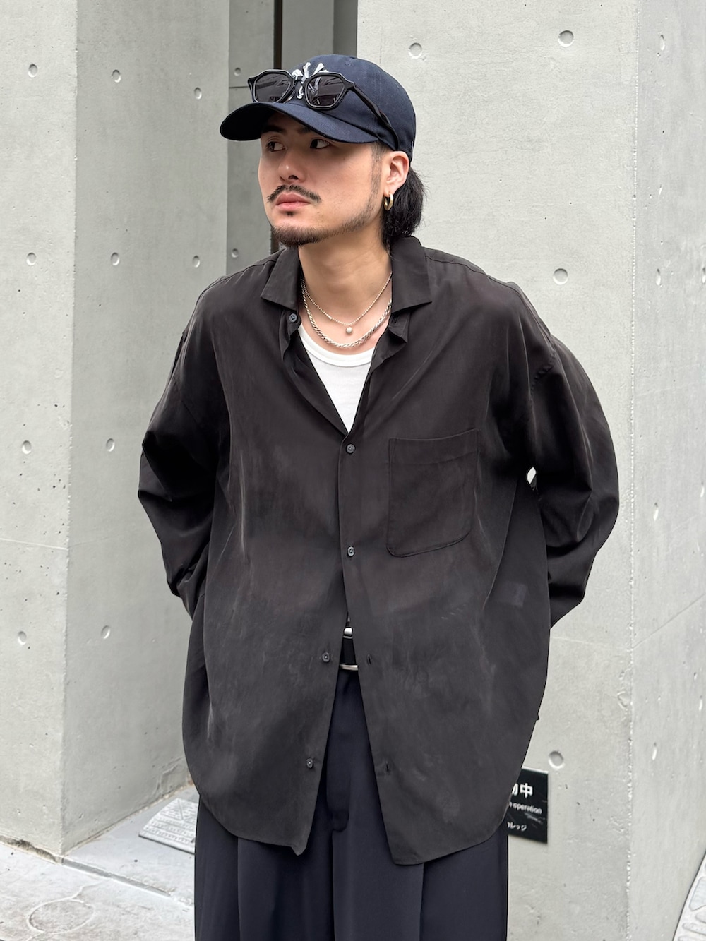 ブラック系のシャツ/ブラウス、ブラック系のスラックス、ブラック系のその他シューズを着用したメンズの春コーディネートの3枚目の写真
