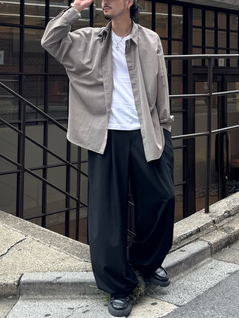 グレー系のシャツ/ブラウス、ブラック系のスラックスを着用したメンズの夏コーディネートの3枚目の写真