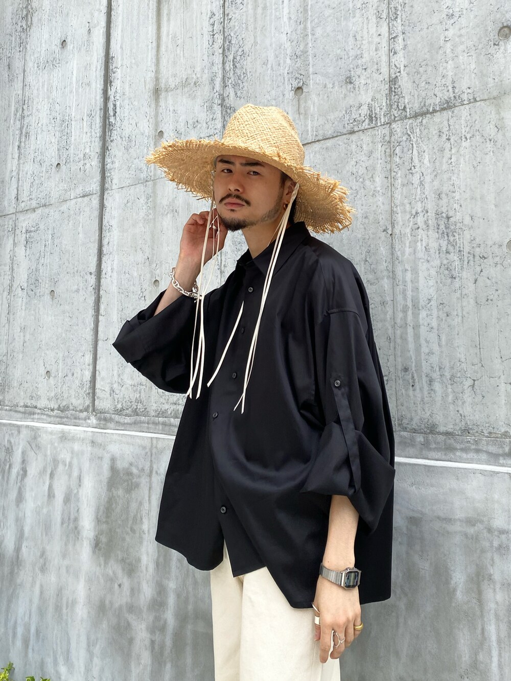 ブラック系のシャツ/ブラウス、ホワイト系のデニムパンツ、ベージュ系のハットを着用したメンズの春コーディネートの3枚目の写真