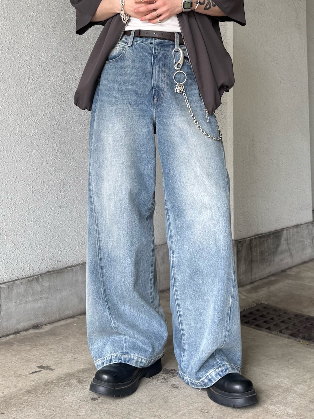 グレー系のシャツ/ブラウス、ブルー系のデニムパンツ、シルバー系のウォレットチェーンを着用したメンズの春コーディネートの6枚目の写真