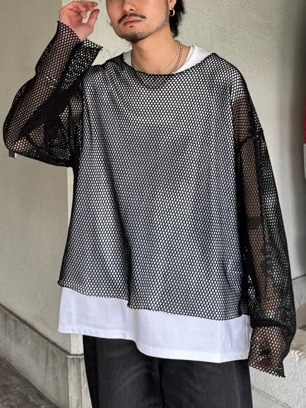 ブラック系のTシャツ/カットソー、ブラック系のデニムパンツ、ホワイト系のTシャツ/カットソーを着用したメンズの夏コーディネートの3枚目の写真